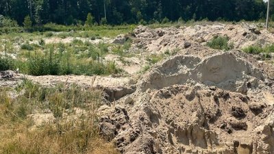 На незаконний, на їх думку, видобуток піску біля села Купино поскаржилися голові РДА місцеві мешканці. Фото: Шепетівська РДА. На незаконний, на їх думку, видобуток піску біля села Купино поскаржилися голові РДА місцеві мешканці. Фото: Шепетівська РДА.