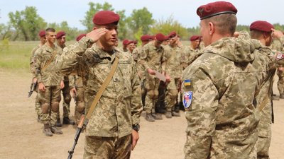 Одеські курсанти-десантники склали іспити та отримали берети Одеські курсанти-десантники склали іспити та отримали берети