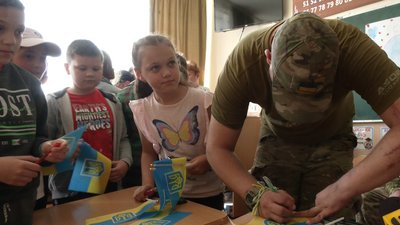 Вдячні за дитинство. На Франківщині військові зустрілися з учнями Лисецького ліцею Вдячні за дитинство. На Франківщині військові зустрілися з учнями Лисецького ліцею