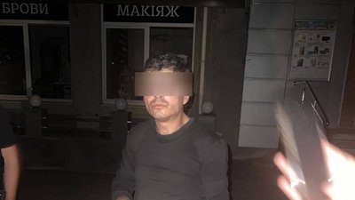 розбивав скло автівок з рогатки