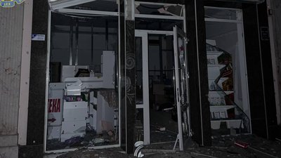Пошкоджений обстрілами магазин у Херсоні
