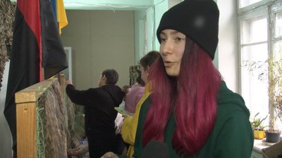Волонтерка Олександра допомагає нашим військовим - плете сітки. Волонтерка Олександра допомагає нашим військовим - плете сітки.
