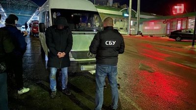 Жителів Прикарпаття та Львівщини затримали за переправляння мігрантів в ЄС Жителів Прикарпаття та Львівщини затримали за переправляння мігрантів в ЄС
