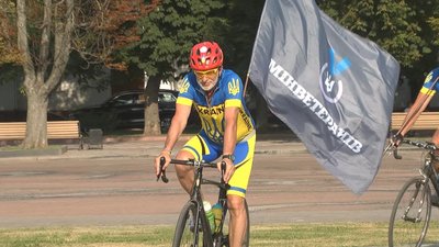 Хмельницький став четвертим містом, куди заітали учасники всеукраїнського ветеранського велопробігу дорогою з Ужгорода до столиці. Фото: Суспільне. Поділля. Хмельницький став четвертим містом, куди заітали учасники всеукраїнського ветеранського велопробігу дорогою з Ужгорода до столиці. Фото: Суспільне. Поділля.