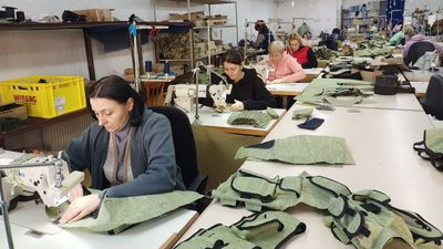 Швейний батальйон: у Луцьку волонтери виготовляють тактичні жилети для воїнів Швейний батальйон: у Луцьку волонтери виготовляють тактичні жилети для воїнів