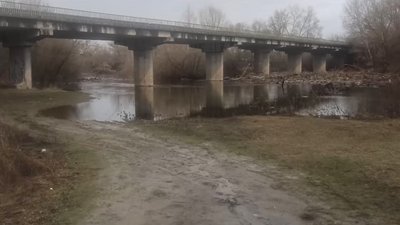 У річці Псел на Полтавщині більше місяця не можуть ліквідувати сміттєвий затор