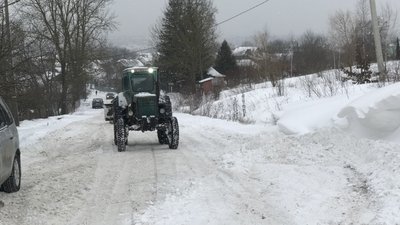 Прикарпатці самотужки прогортають заметені дороги
