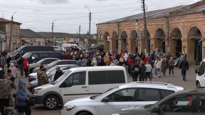 "Треба, бо люди без хліба": у Новгороді-Сіверському попрощалися з волонтером, в машину якого влучив дрон "Треба, бо люди без хліба": у Новгороді-Сіверському попрощалися з волонтером, в машину якого влучив дрон