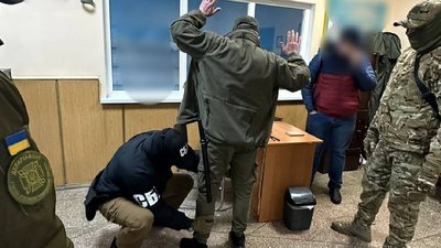 Збував наркотики засудженим: викрито інспектора виправної колонії