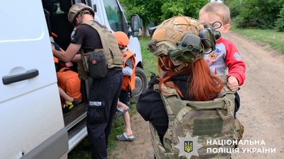 Діти під час евакуації з Донецької області