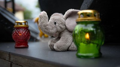 Дитяча іграшка та лампадка на монументі пам’яті дітям Херсонщини