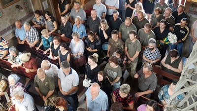 Зустрічали на колінах. На Тернопільщину привезли тіло загиблого військовослужбовця