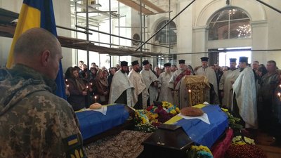 У Луцьку попрощалися з загиблим бійцями Леонідом Олексюком та Олегом Лук'янчуком У Луцьку попрощалися з загиблим бійцями Леонідом Олексюком та Олегом Лук'янчуком