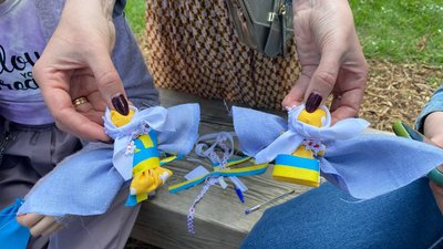У центрі Рівного роблять пів тисячі кишенькових янголів-оберегів для бійців У центрі Рівного роблять пів тисячі кишенькових янголів-оберегів для бійців