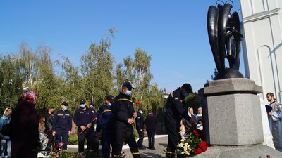 У Дніпрі вшанували пам'ять жертв вибуху газу у висотці Мандриківській, коли загинуло 23 людини У Дніпрі вшанували пам'ять жертв вибуху газу у висотці Мандриківській, коли загинуло 23 людини