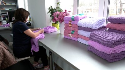 На Рівненщині плетуть ковдрочки для недоношених дітей-переселенців На Рівненщині плетуть ковдрочки для недоношених дітей-переселенців