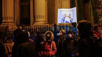 "Не чуєш? Побачиш". Прихильники Стерненка облили ОП червоною фарбою та влаштували феєрверк "Не чуєш? Побачиш". Прихильники Стерненка облили ОП червоною фарбою та влаштували феєрверк
