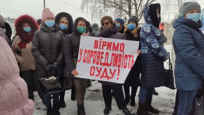 Працівники Тернопільської районної лікарні протестують біля Тернопільської райради