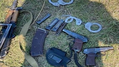 Двох одеських поліцейських затримали під час отримання хабара, їх підозрюють у збуті наркотиків Двох одеських поліцейських затримали під час отримання хабара, їх підозрюють у збуті наркотиків