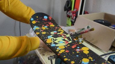 На Тернопільщині двоє хлопців оновлюють старі лижі На Тернопільщині двоє хлопців оновлюють старі лижі