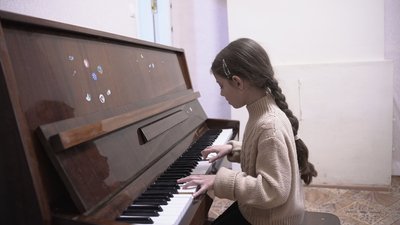 9-річна волонтерка із Бару Марійка Власенко готується до концерту просто неба 9-річна волонтерка із Бару Марійка Власенко готується до концерту просто неба