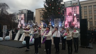 Вогні новорічної ялинки запалили на площі Народній в Ужгороді Вогні новорічної ялинки запалили на площі Народній в Ужгороді