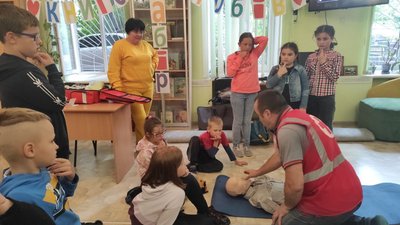 У таборі книголюбів в Житомирі діти вчилися надавати першу медичну допомогу У таборі книголюбів в Житомирі діти вчилися надавати першу медичну допомогу