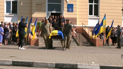 На Прикарпатті попрощалися з ексголовою Тлумацької громади Романом Круховським, який загинув на війні На Прикарпатті попрощалися з ексголовою Тлумацької громади Романом Круховським, який загинув на війні
