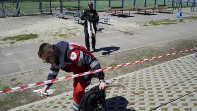 "На цьому майданчику часто діти граються. Щодня". Наслідки удару РФ посеред стадіону школи в Харкові: фоторепортаж "На цьому майданчику часто діти граються. Щодня". Наслідки удару РФ посеред стадіону школи в Харкові: фоторепортаж