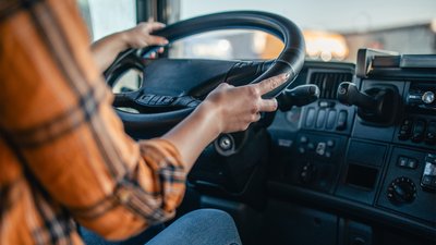 Трактористки, операторки котельні: 53 жінки на Чернігівщині «опановують» чоловічі професії