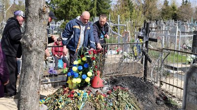Люди біля могили військового Максима Ткаченка у Змієві, 13 квітня 2026 року Люди біля могили військового Максима Ткаченка у Змієві, 13 квітня 2026 року