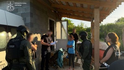 На Закарпатті матір обвинувачують у сексуальній експлуатації малолітньої доньки