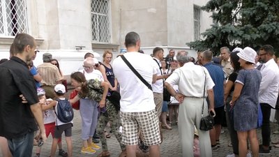 "За живу школу". У Херсоні мітингували проти дистанційного навчання "За живу школу". У Херсоні мітингували проти дистанційного навчання