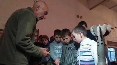 Навчають поводитися зі зброєю: на Вінниччині волонтери проводять заняття для школярів та педпрацівників