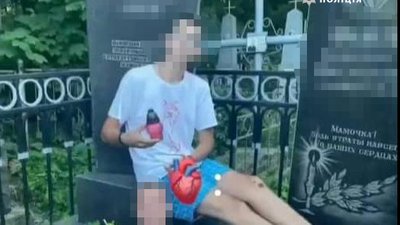 Tik-Tok на кладовищі: у Вінниці затримали підлітків, які знімали контент для соцмереж Tik-Tok на кладовищі: у Вінниці затримали підлітків, які знімали контент для соцмереж