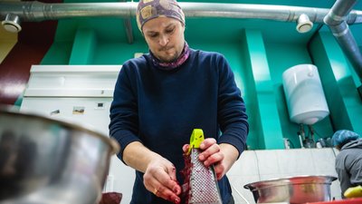У ресторані Дніпра тепер готують їжу для військових, правоохоронців та евакуйованих. Фоторепортаж У ресторані Дніпра тепер готують їжу для військових, правоохоронців та евакуйованих. Фоторепортаж