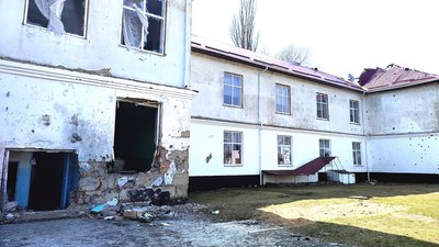 Зруйнована стеля, вибиті вікна: на Херсонщині військові РФ пошкодили навчальний заклад