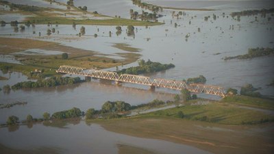 У затоплене прикарпатське село Дубівці повезли воду