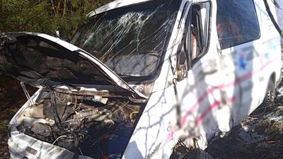 Водій загинув: на Рівненщині бус врізався у дерево Водій загинув: на Рівненщині бус врізався у дерево
