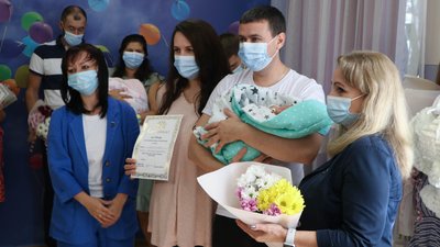 У Дніпрі жінкам, які народили на День міста, вручили по 8,5 тисячі гривень