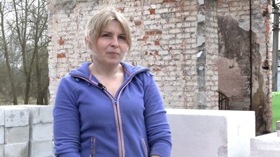 На Чернігівщині жінка з волонтерами відбудовує будинок, поки чоловік несе службу На Чернігівщині жінка з волонтерами відбудовує будинок, поки чоловік несе службу