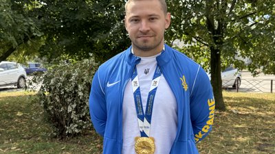 У Полтаві зустріли переможця Всесвітніх Ігор 2025 з пауерліфтингу Анатолія Новописьменного