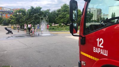 Порятунок у спеку: на Рівненщині встановили рамки-розпилювачі води Порятунок у спеку: на Рівненщині встановили рамки-розпилювачі води