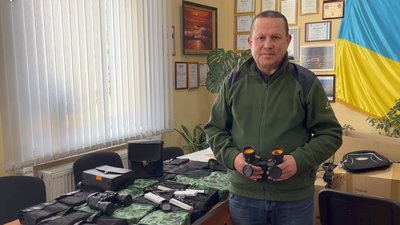 Польські волонтери передали у Надвірну біноклі та ножі для українських воїнів