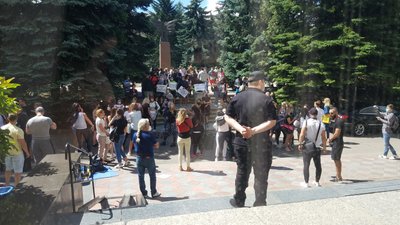 Під міськрадою Рівного люди вимагають відкрити дитсадки та спортсекції Під міськрадою Рівного люди вимагають відкрити дитсадки та спортсекції