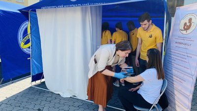 Близько 200 людей перевірили свої родимки під час акції "Перевір підозріле утворення на шкірі, поки не пізно" в Ужгороді Близько 200 людей перевірили свої родимки під час акції "Перевір підозріле утворення на шкірі, поки не пізно" в Ужгороді
