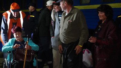 "Тут вони також вдома": на Черкащині зустріли евакуаційний потяг з Донеччини "Тут вони також вдома": на Черкащині зустріли евакуаційний потяг з Донеччини