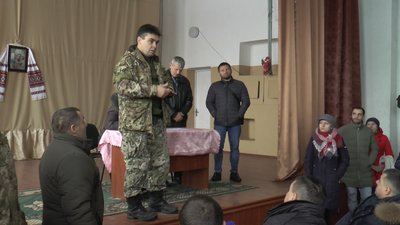Громада села на Прикарпатті вирішує конфлікт між сусідами Громада села на Прикарпатті вирішує конфлікт між сусідами