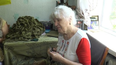 Волонтерка Олена Терник за роботою Волонтерка Олена Терник за роботою