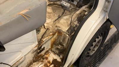 На кордоні з Польщею у авто знайшли 13 кілограмів прихованого бурштину
